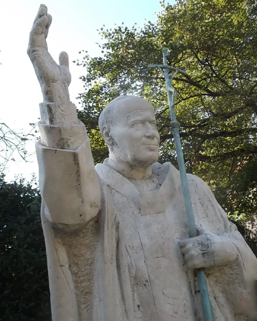 Felavatták II. János Pál pápa szobrát